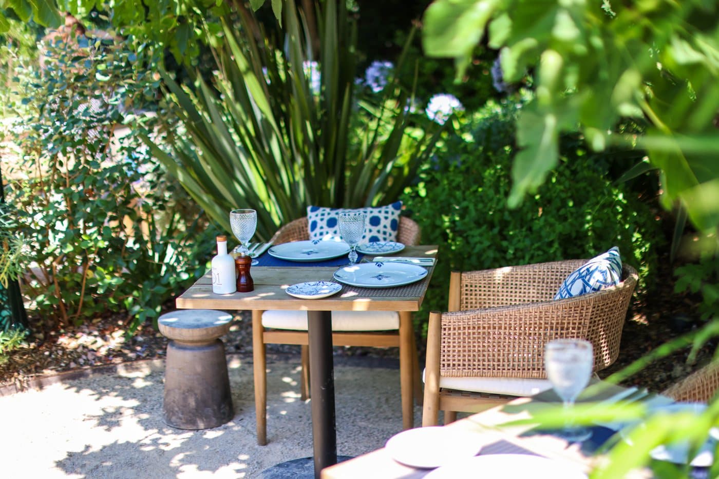 Table dressée à l'ombre du jardin