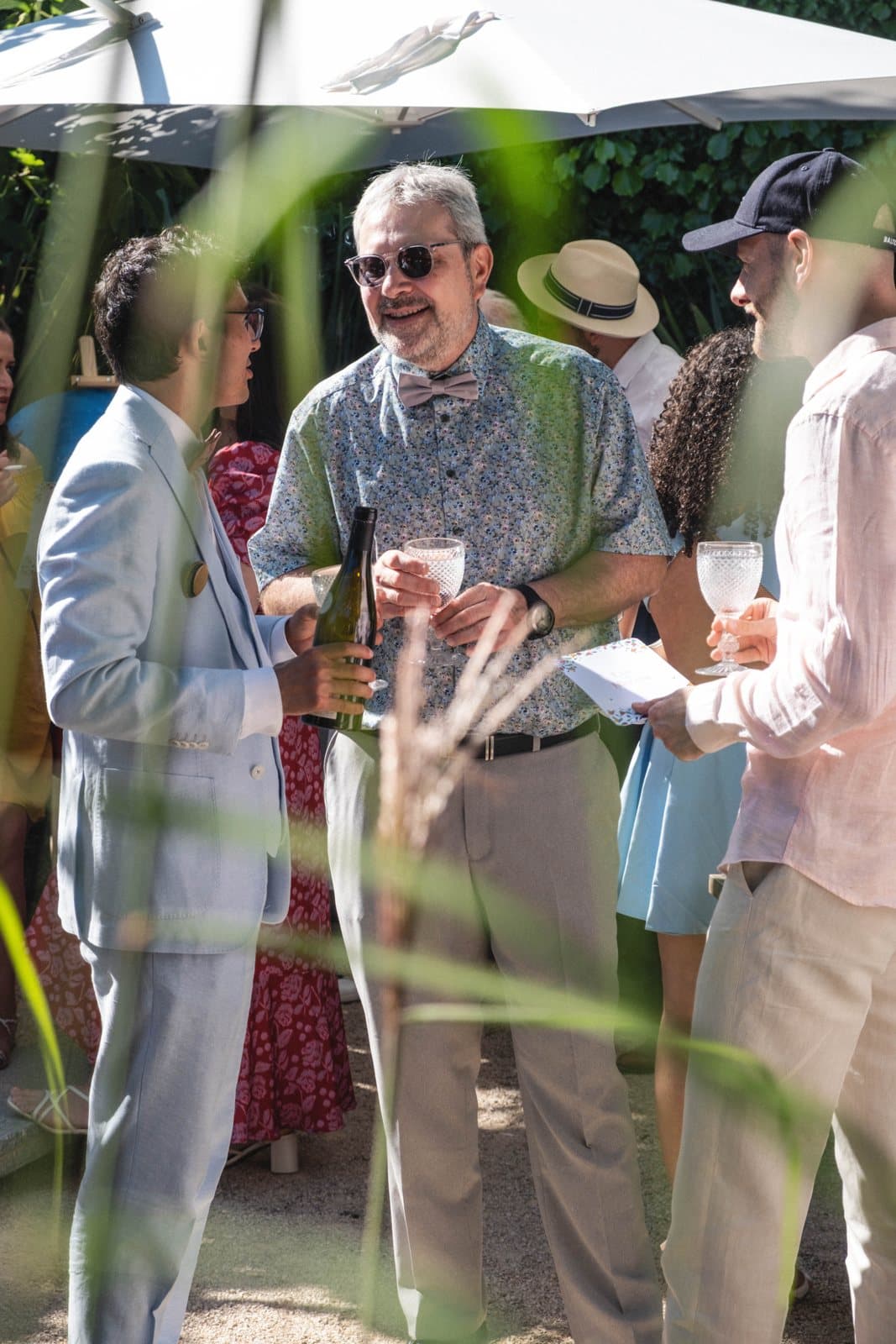 Invités trinquant au jardin