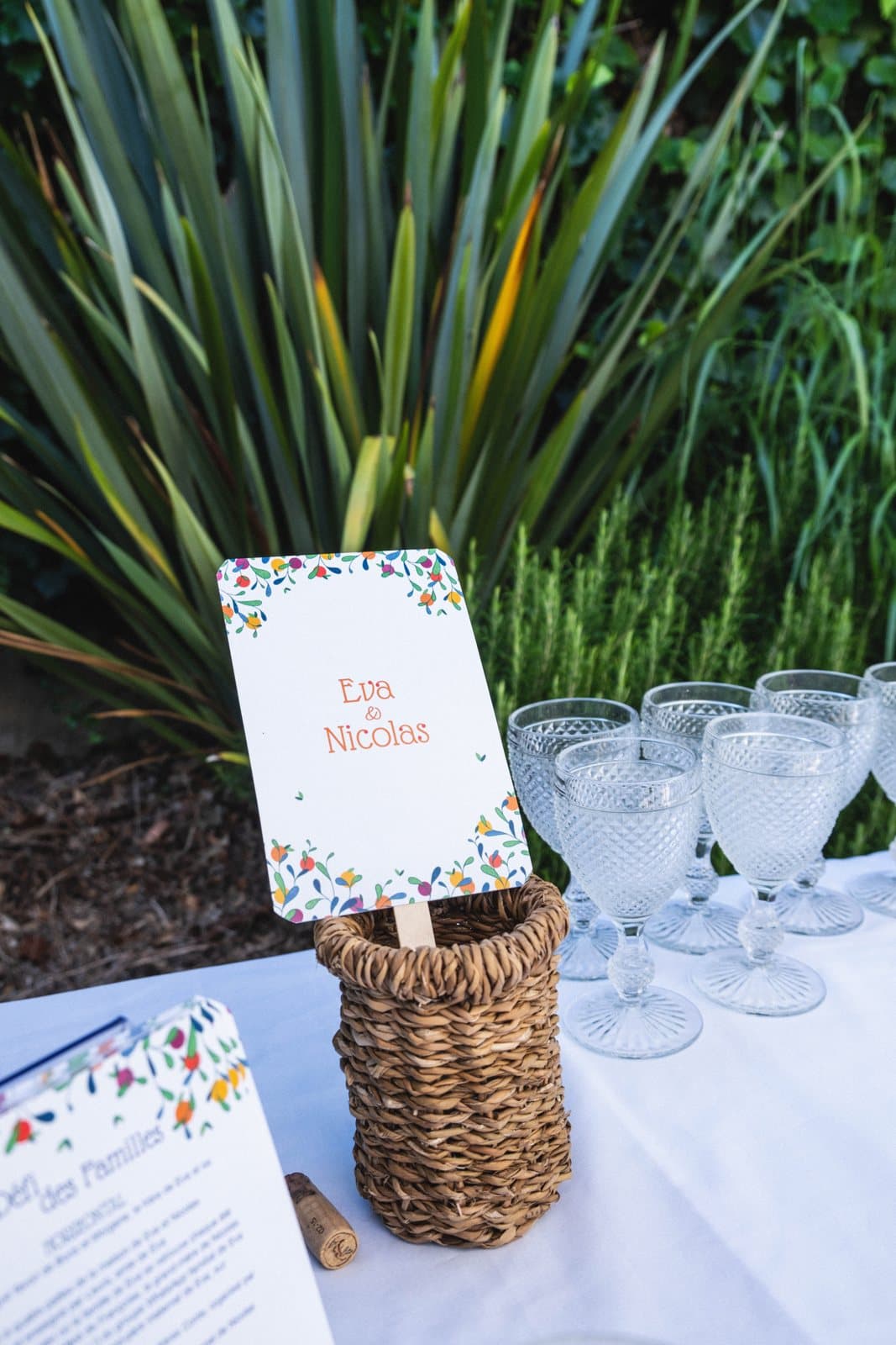 Table de mariage dressée au jardin